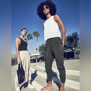 Athleta Textured Brooklyn Pull-On Tapered Jogger in black size 8